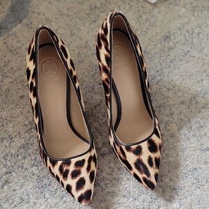 Tory Burch Brown and Black Heels with Elegant Pointed Toe